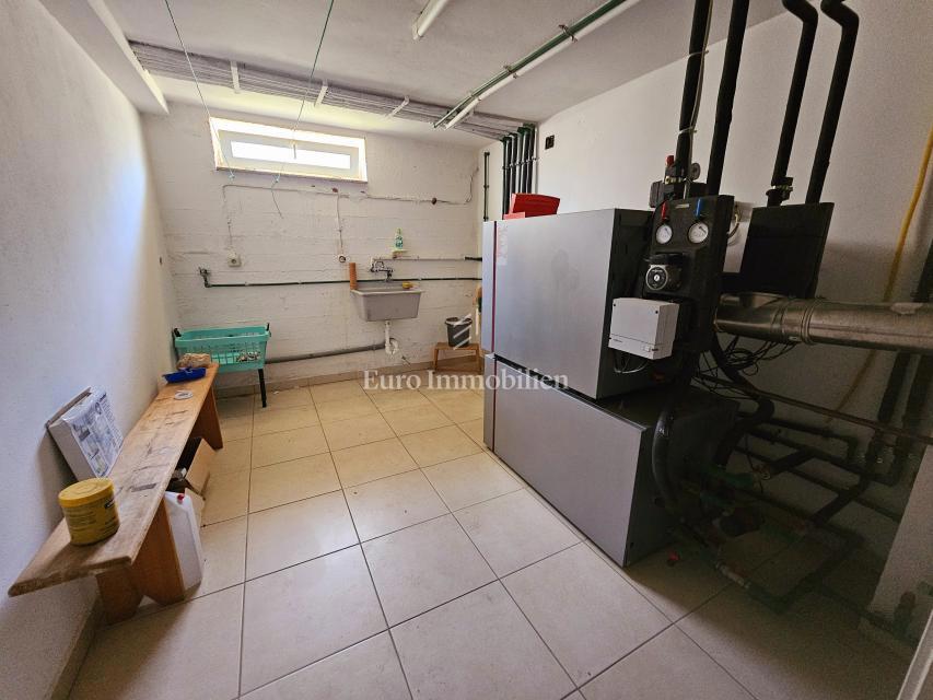 Malinska - prostorna hiša s tremi apartmaji