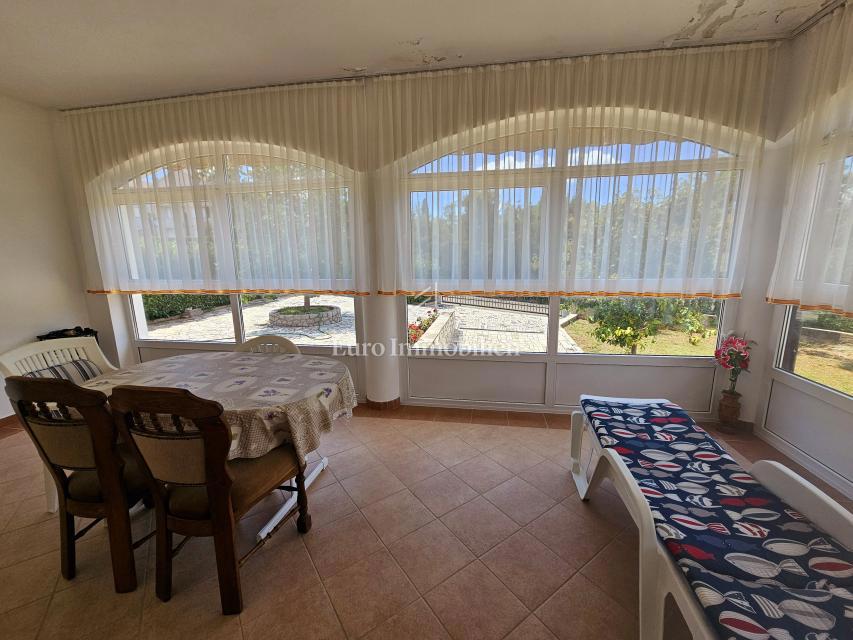 Malinska - prostorna hiša s tremi apartmaji