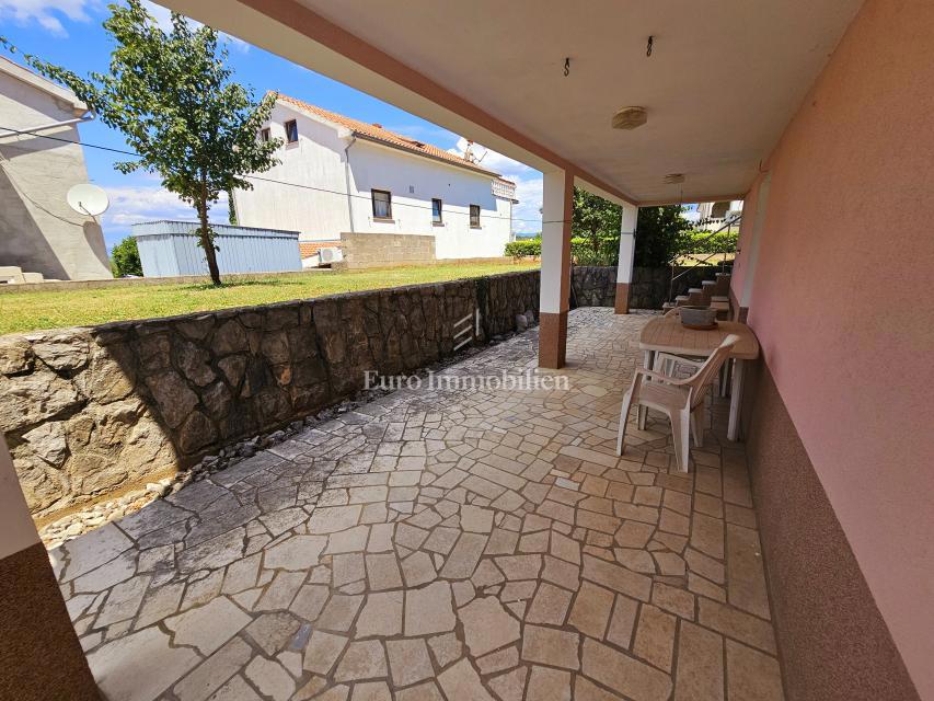 Malinska - prostorna hiša s tremi apartmaji