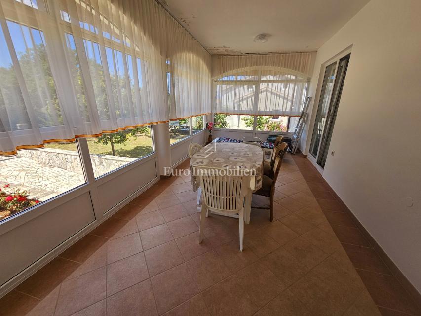 Malinska - prostorna hiša s tremi apartmaji