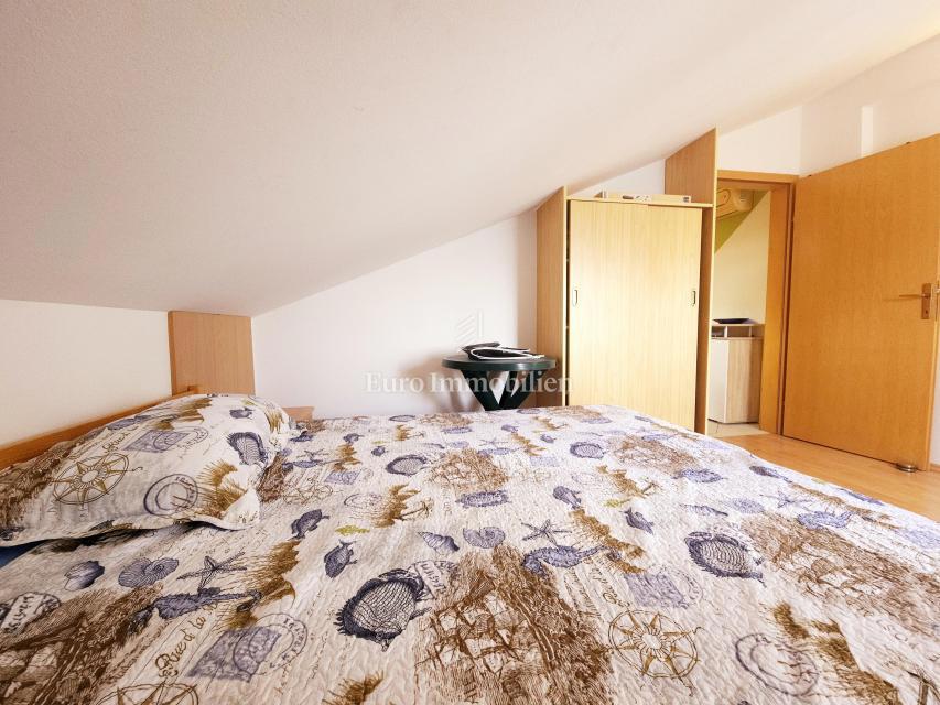 Malinska - prostorna hiša s tremi apartmaji