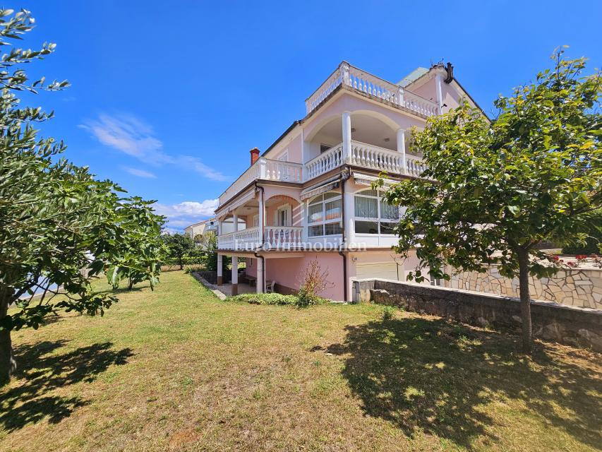 Malinska - prostorna hiša s tremi apartmaji