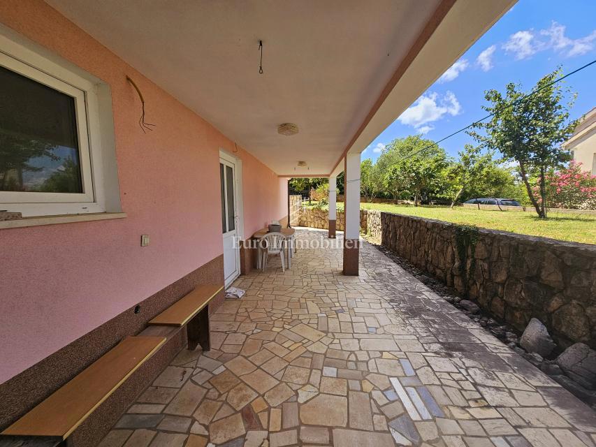 Malinska - prostorna hiša s tremi apartmaji