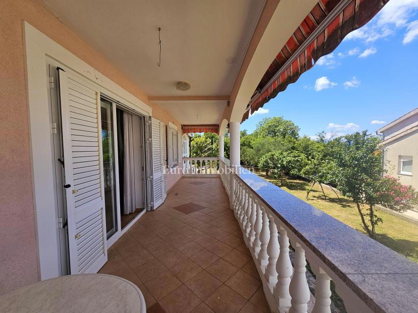Malinska - prostorna hiša s tremi apartmaji