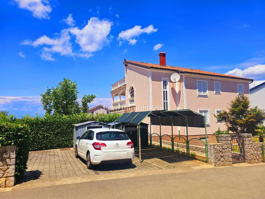 Malinska - prostorna hiša s tremi apartmaji