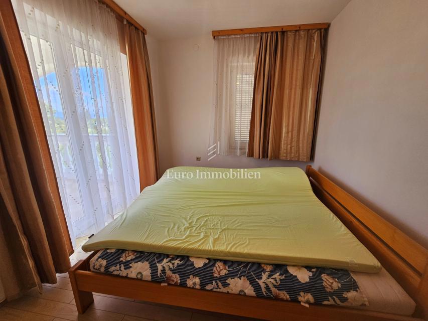 Malinska - prostorna hiša s tremi apartmaji