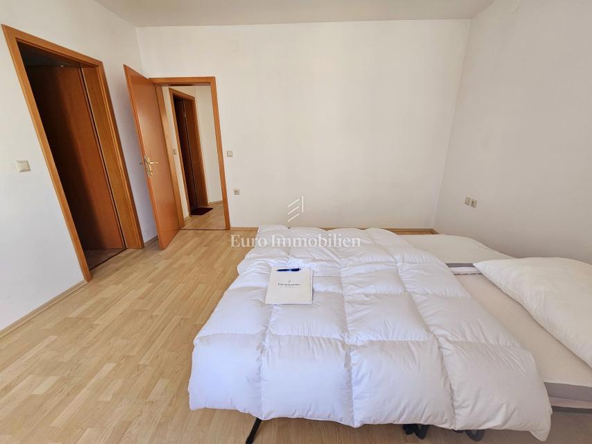 Malinska - prostorna hiša s tremi apartmaji