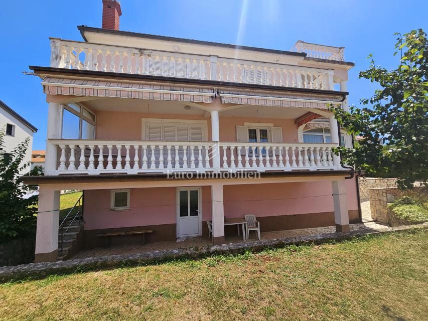 Malinska - prostorna hiša s tremi apartmaji