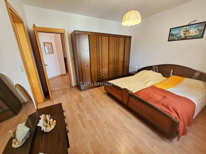 Malinska - prostorna hiša s tremi apartmaji