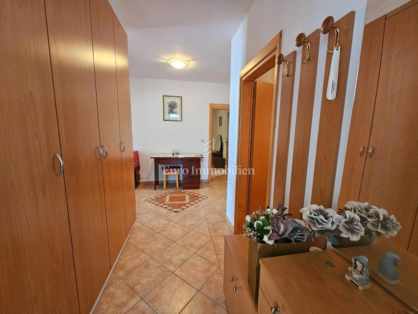 Malinska - prostorna hiša s tremi apartmaji