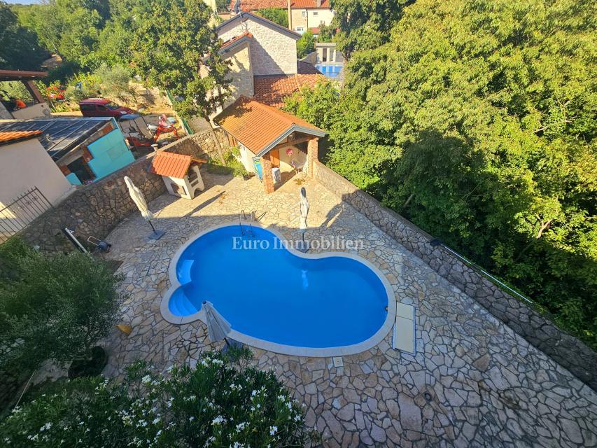 Dve hiši z lepim vrtom in bazenom!