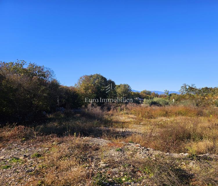 Blizu Malinske, lepo zazidljivo zemljišče na mirni lokaciji