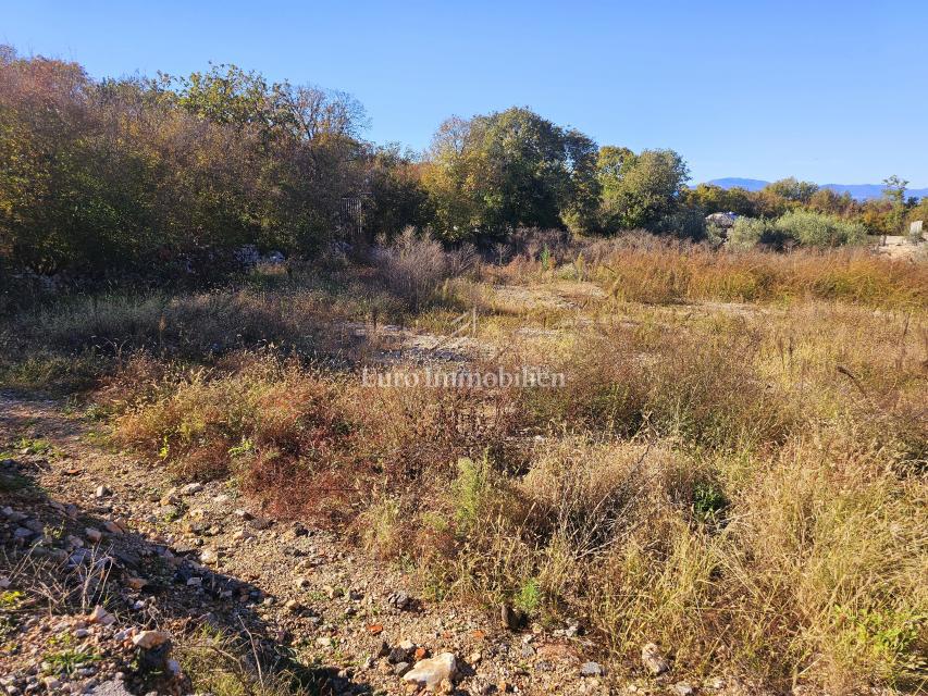 Blizu Malinske, lepo zazidljivo zemljišče na mirni lokaciji