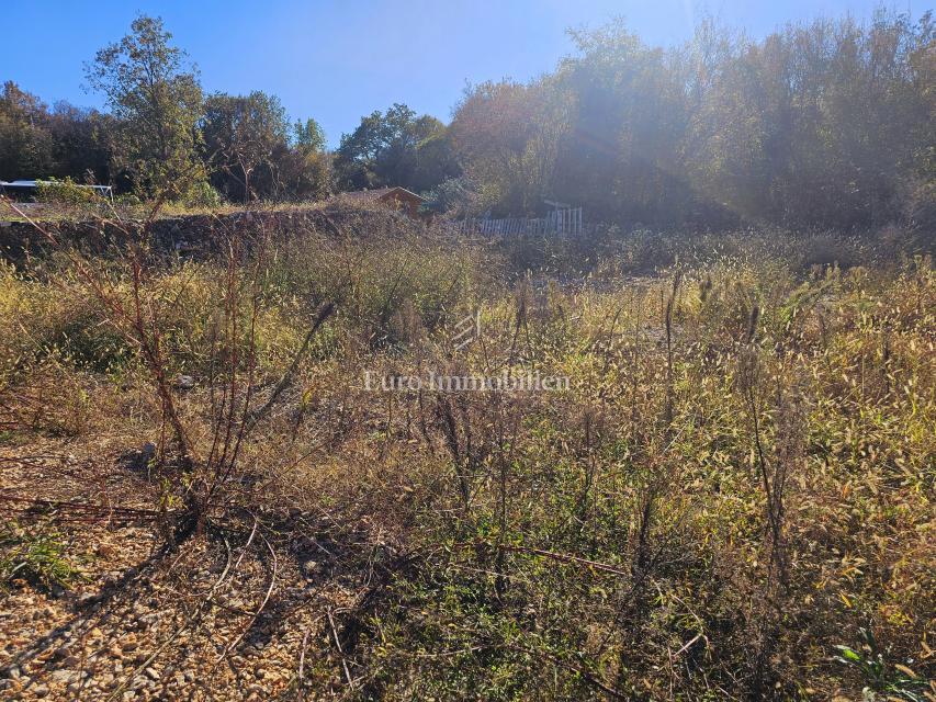 Blizu Malinske, lepo zazidljivo zemljišče na mirni lokaciji