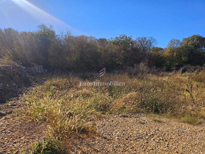 Blizu Malinske, lepo zazidljivo zemljišče na mirni lokaciji