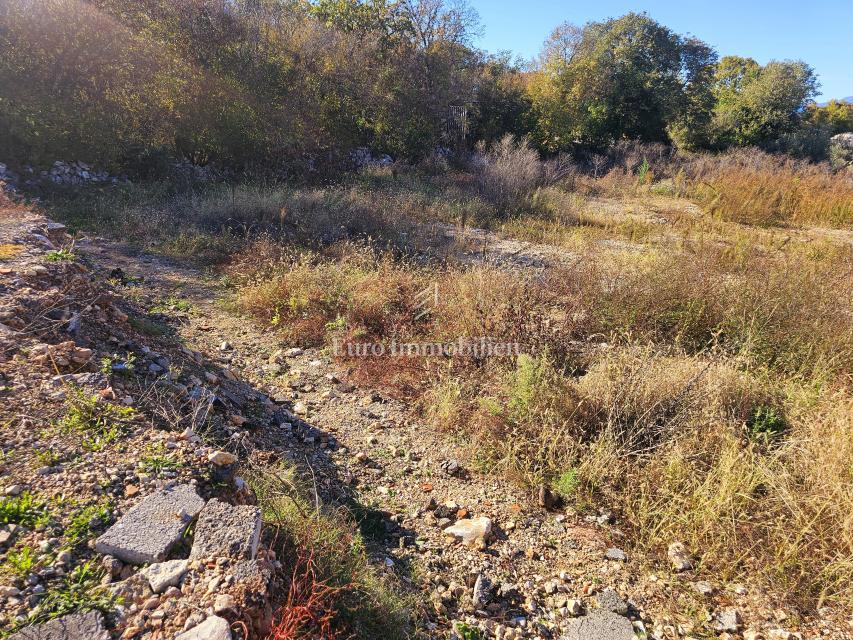 Blizu Malinske, lepo zazidljivo zemljišče na mirni lokaciji