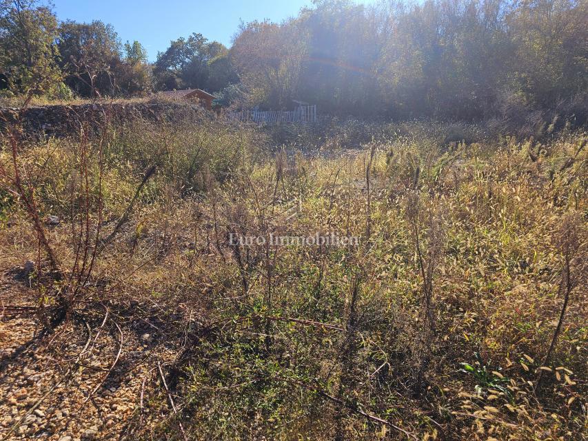 Blizu Malinske, lepo zazidljivo zemljišče na mirni lokaciji