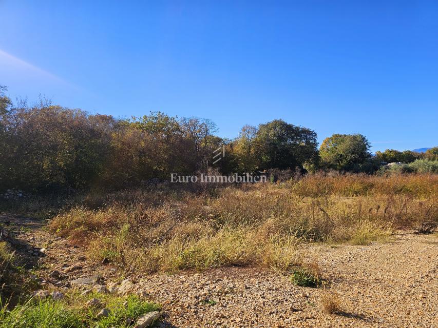 Blizu Malinske, lepo zazidljivo zemljišče na mirni lokaciji