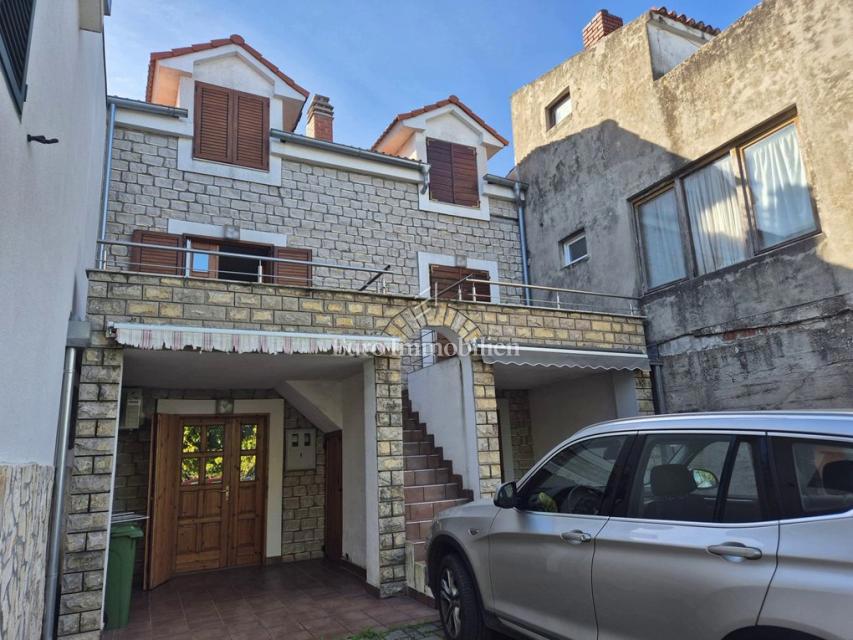 Murter - dvoetažni apartma s parkiriščem