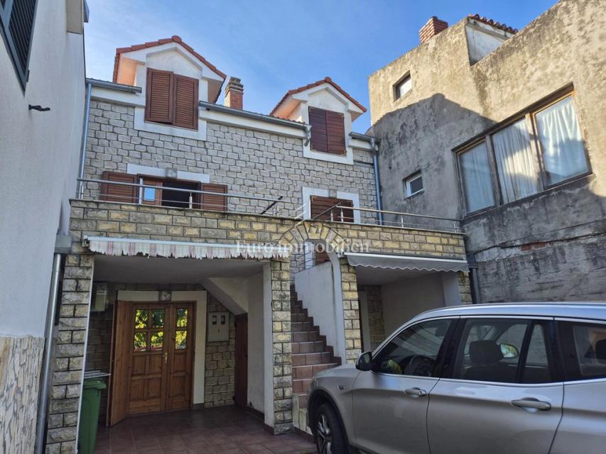 Murter - dvoetažni apartma s parkiriščem