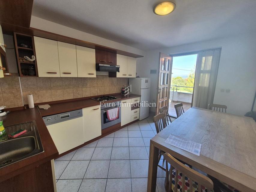 Murter - dvoetažni apartma s parkiriščem