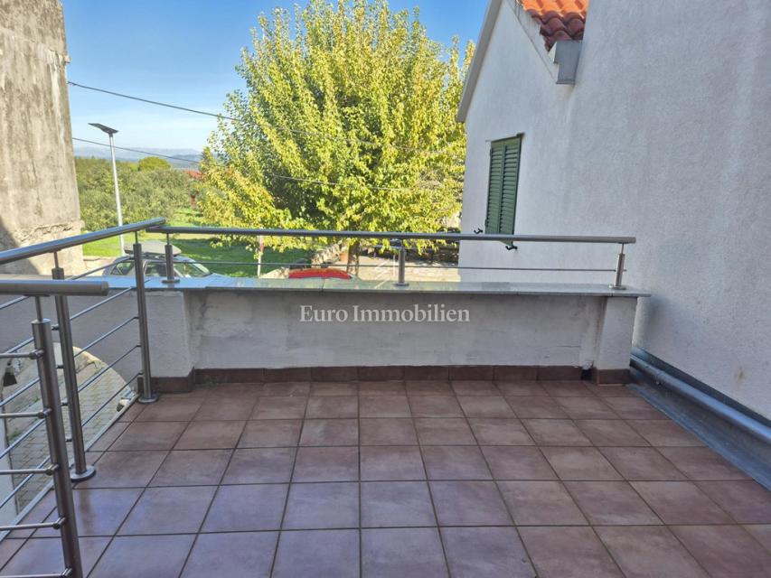 Murter - dvoetažni apartma s parkiriščem