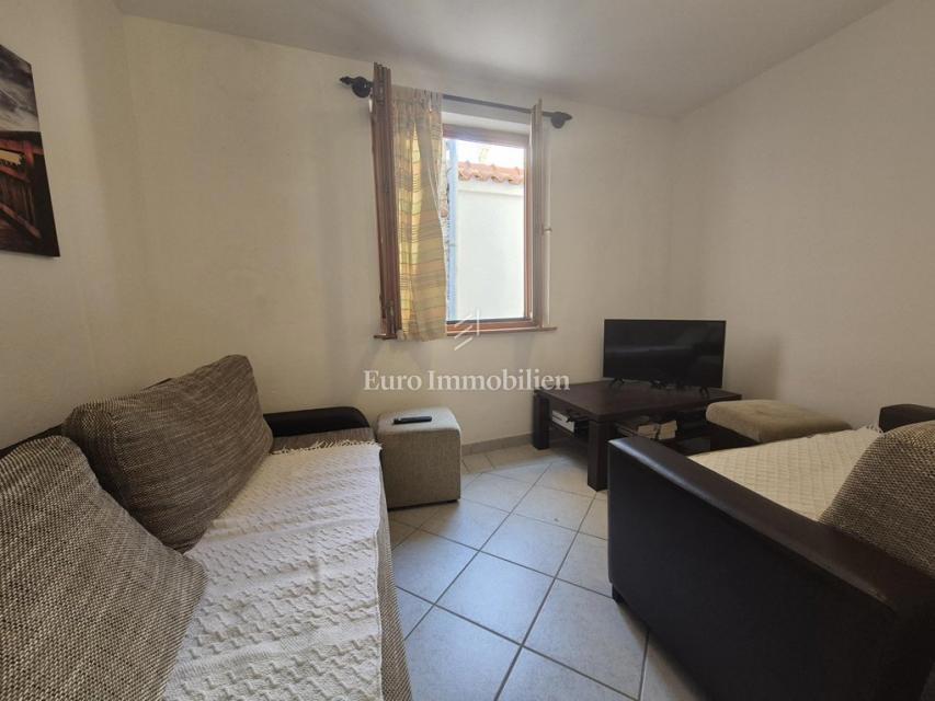 Murter - dvoetažni apartma s parkiriščem