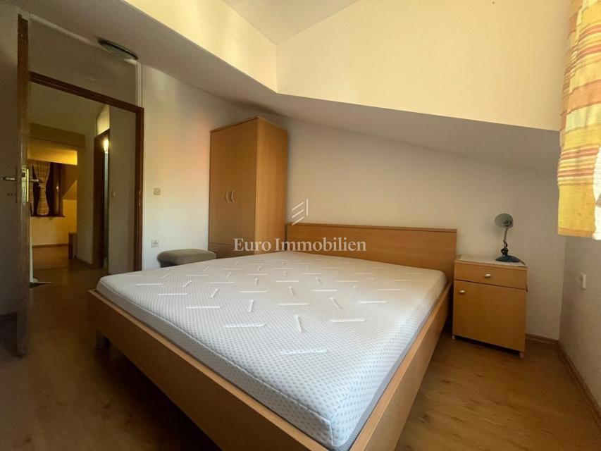 Murter - dvoetažni apartma s parkiriščem