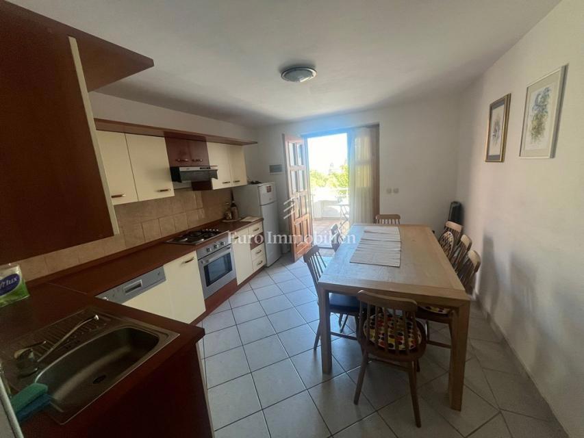 Murter - dvoetažni apartma s parkiriščem