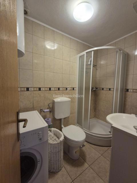 Murter - dvoetažni apartma s parkiriščem