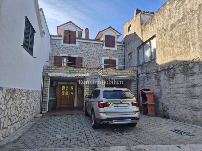 Murter - dvoetažni apartma s parkiriščem