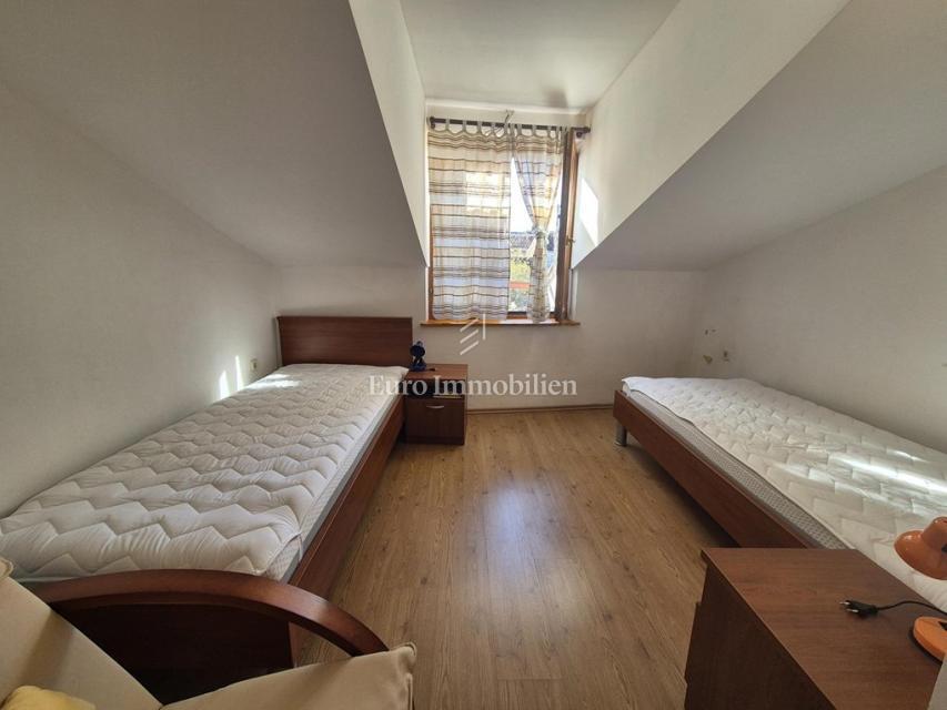 Murter - dvoetažni apartma s parkiriščem