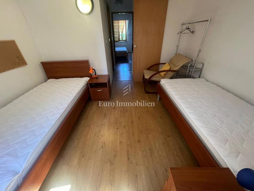 Murter - dvoetažni apartma s parkiriščem