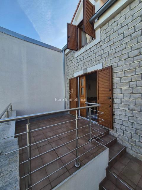 Murter - dvoetažni apartma s parkiriščem