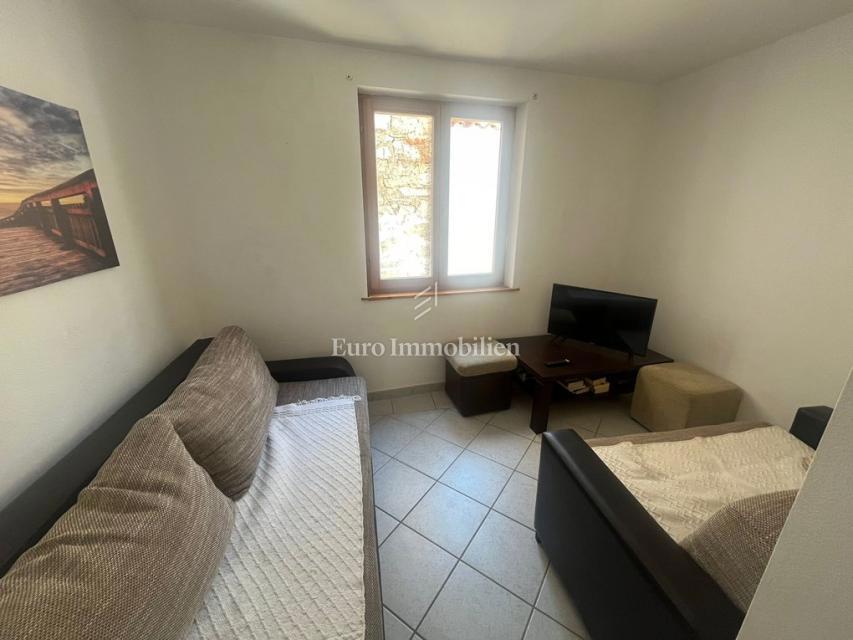 Murter - dvoetažni apartma s parkiriščem