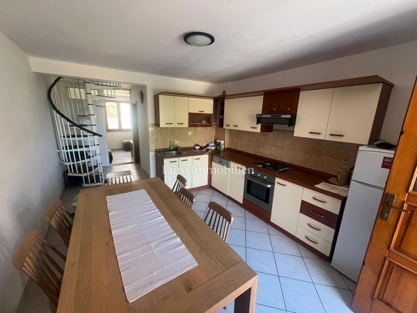 Murter - dvoetažni apartma s parkiriščem