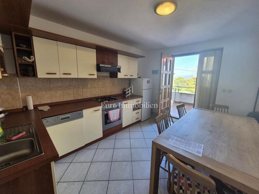 Murter - dvoetažni apartma s parkiriščem