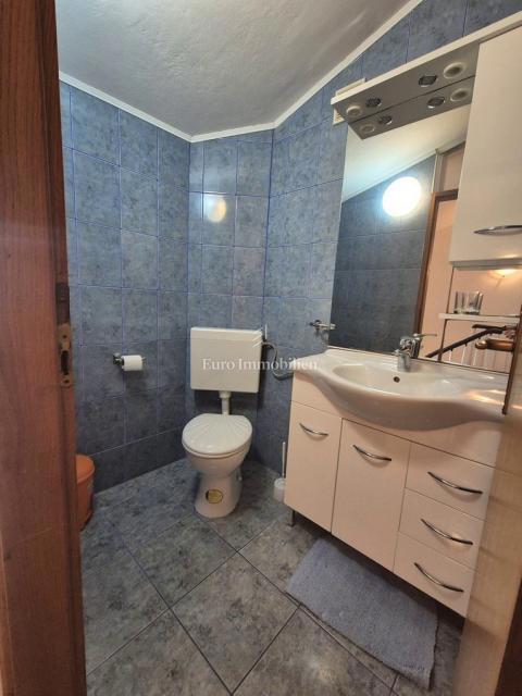 Murter - dvoetažni apartma s parkiriščem