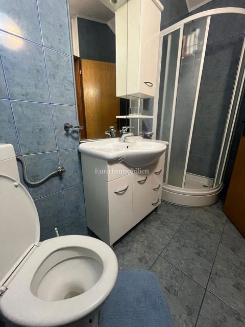Murter - dvoetažni apartma s parkiriščem