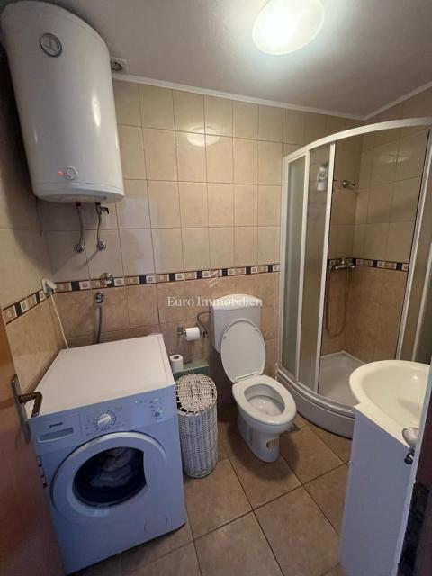 Murter - dvoetažni apartma s parkiriščem