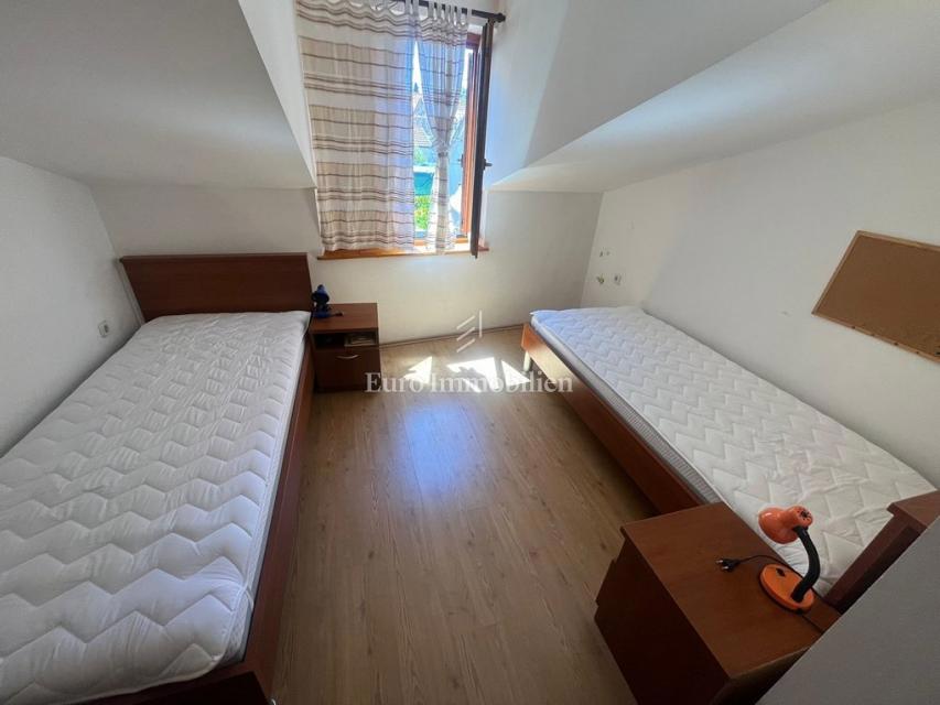 Murter - dvoetažni apartma s parkiriščem