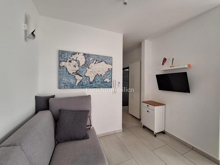 Novalja - pritlični apartma z bazenom