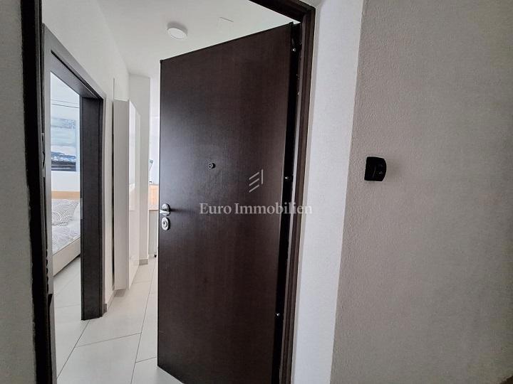 Novalja - pritlični apartma z bazenom