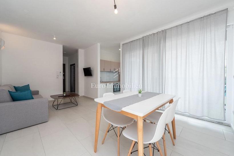 Novalja - pritlični apartma z bazenom