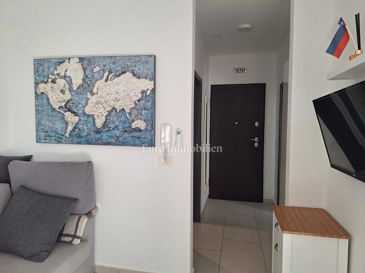 Novalja - pritlični apartma z bazenom