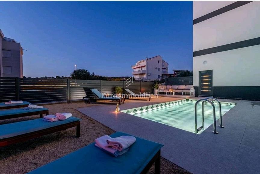 Novalja - pritlični apartma z bazenom
