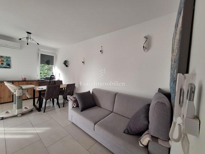 Novalja - pritlični apartma z bazenom