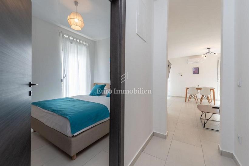 Novalja - pritlični apartma z bazenom