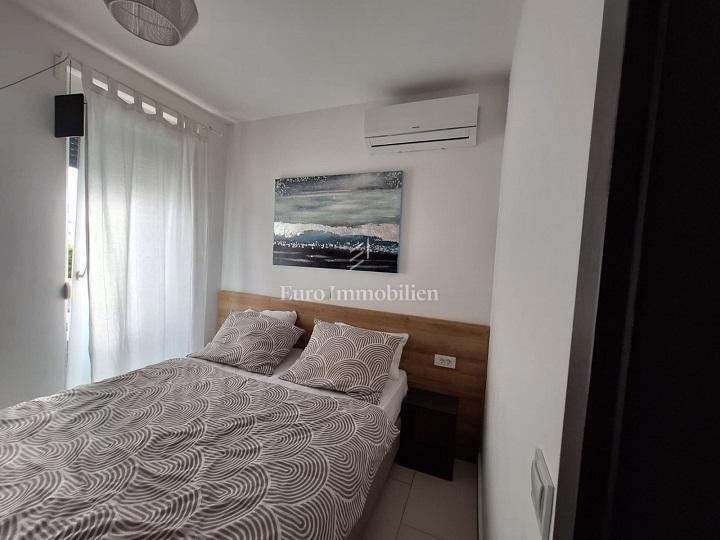 Novalja - pritlični apartma z bazenom