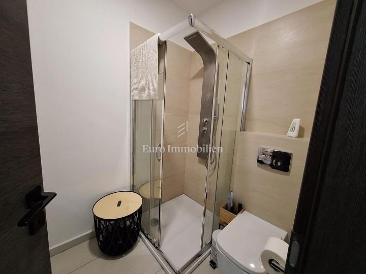 Novalja - pritlični apartma z bazenom